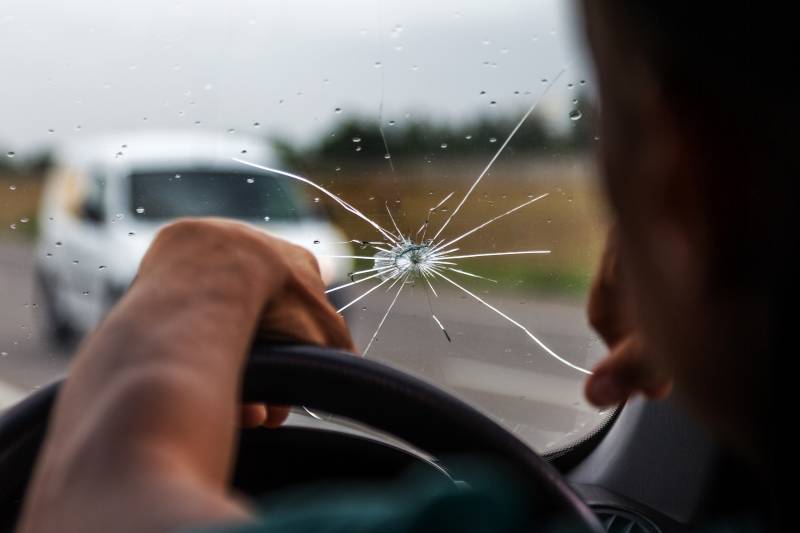 Remplacer un parebrise de voiture avec impact de pierre à Marseille Rabatau